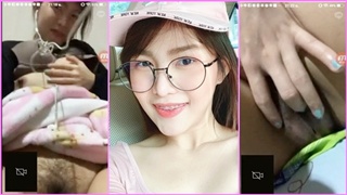 สาวเปิดกล้องวีดีโอคอลเสียวกับแฟนหนุ่ม ใช้นิ้วเบ็ดหีช่วยตัวเองแก้เงี่ยน